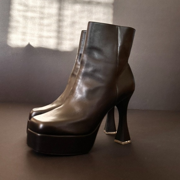 New black leather sky-high booties with a retro platform and flared heel. - Picture 2 of 7